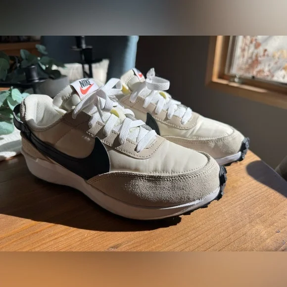 EUC - WOMEN'S NIKE WAFFLE DEBUT SNEAKERS - Picture 3 of 12